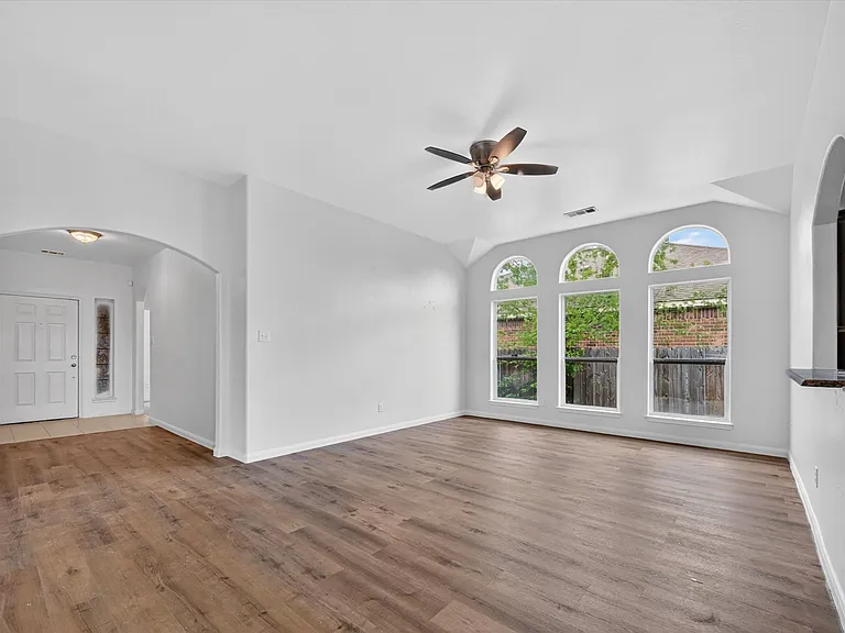 204 Lamont Rd — Photo 8