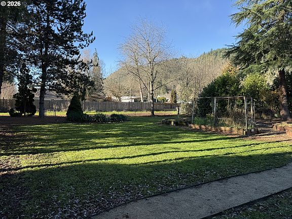 4th image of 427 Date St