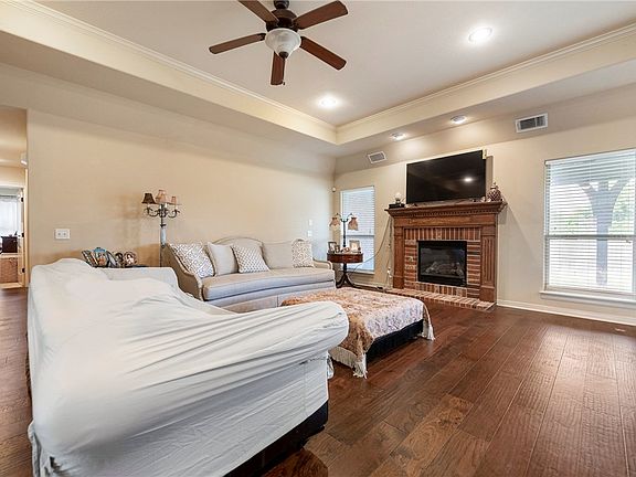 3rd image of 104 NE Lake Forest Ln