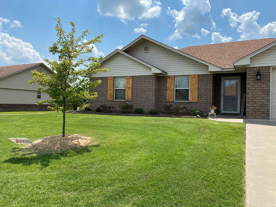 1st image of 105 Country Oak Dr