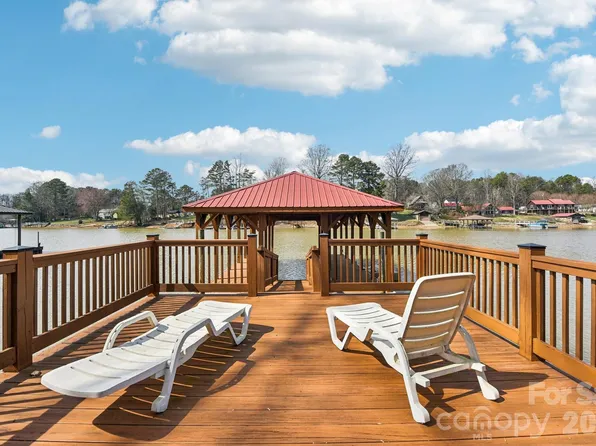 6880 Shade Tree Ln, Sherrills Ford, NC 28673