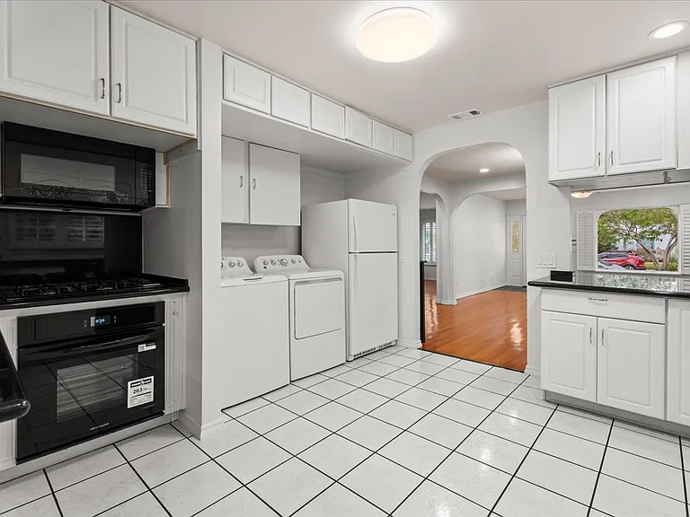 2126 Selby Ave — Photo 8