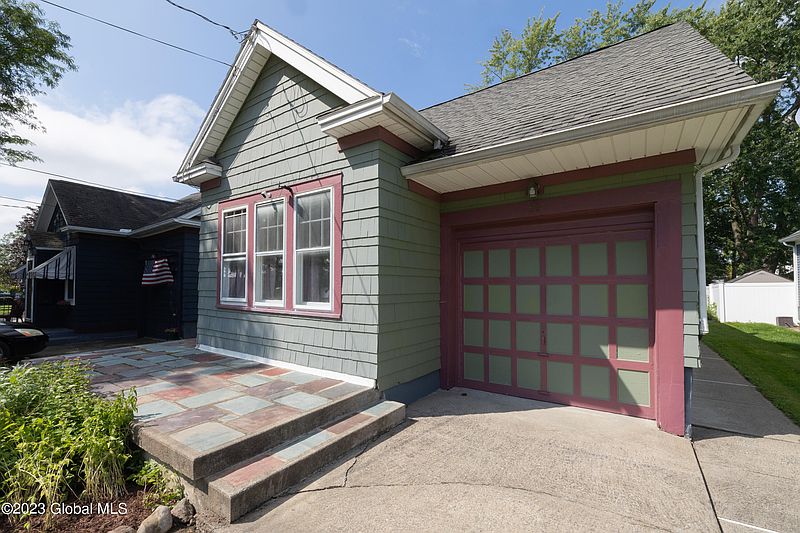 4th image of 69 Forest Avenue