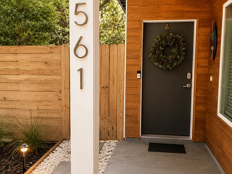 561 Live Oak St — Photo 2
