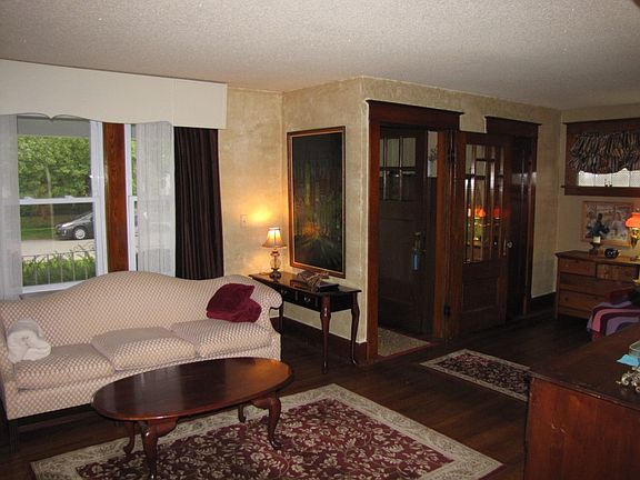 4th image of 38 Tennyson Ave