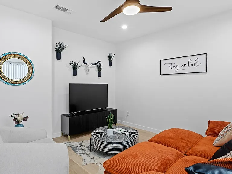 400 E 30th St #205 — Photo 18