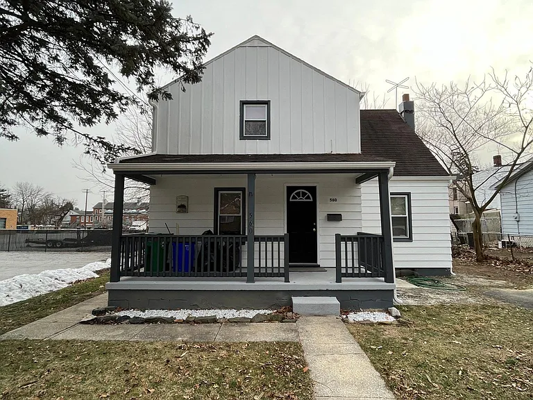 560 W North St — Photo 1