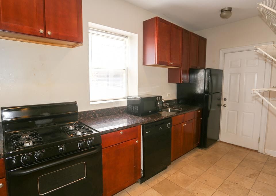 1st image of 3918 N Pine Grove Ave #1FMT