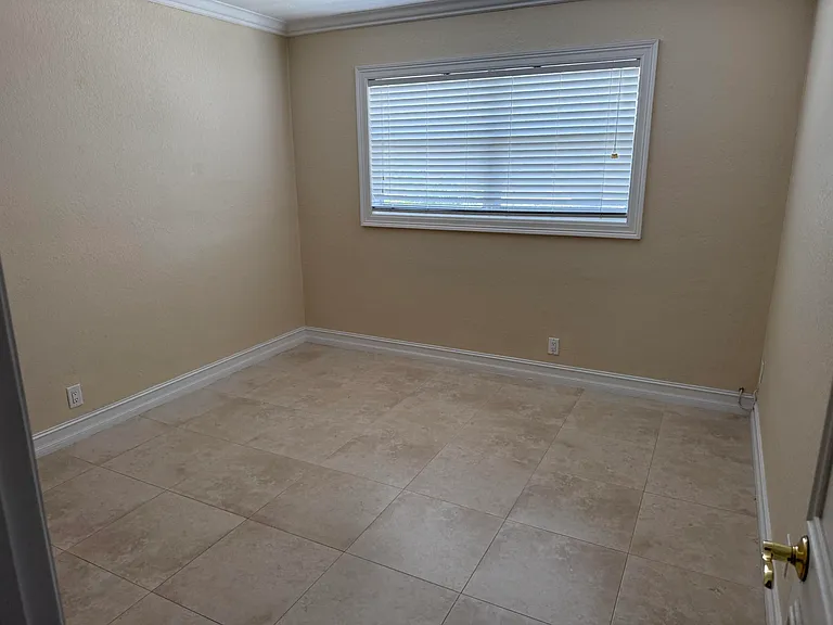 1221 SE 3rd St #4 — Photo 8