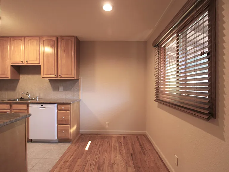 560 University Dr — Photo 6