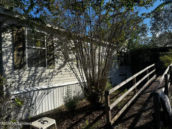 11012 Foxridge Dr, Vancleave, MS 39565