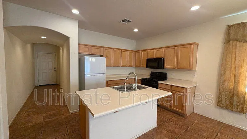 4 bed, 3.0 bath, 1818 sqft, $1,995 — Photo 3