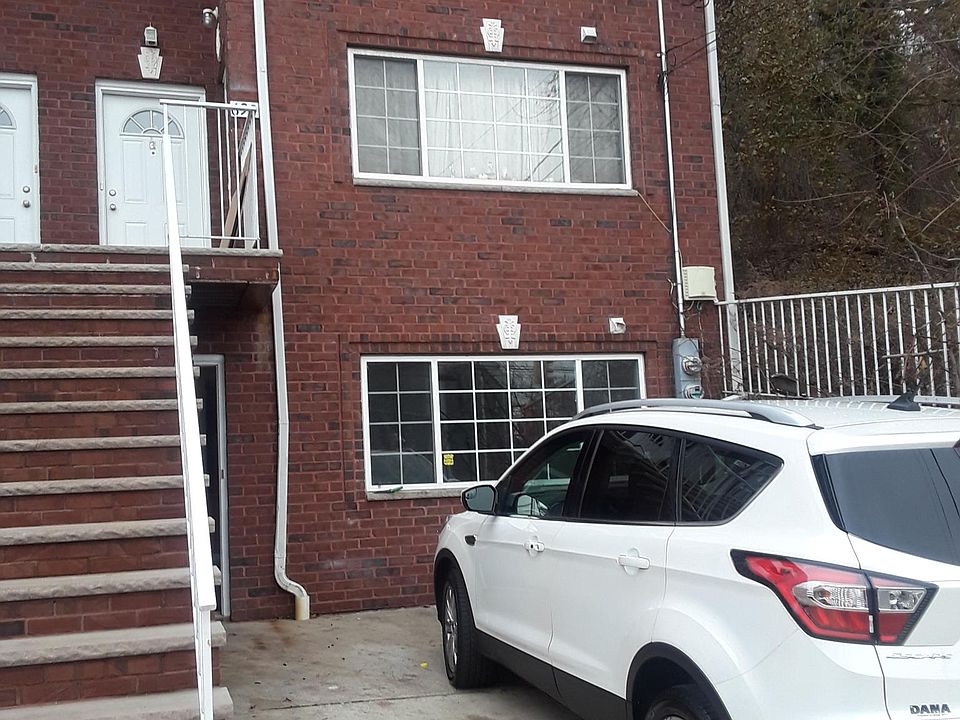 2nd image of 698 Van Duzer St APT A