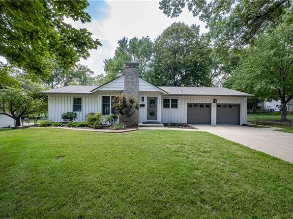 6914 Russell St, Overland Park, KS 66204