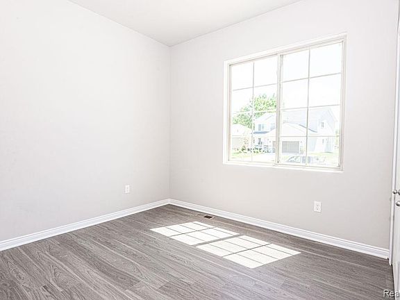 4th image of 1 Oak St