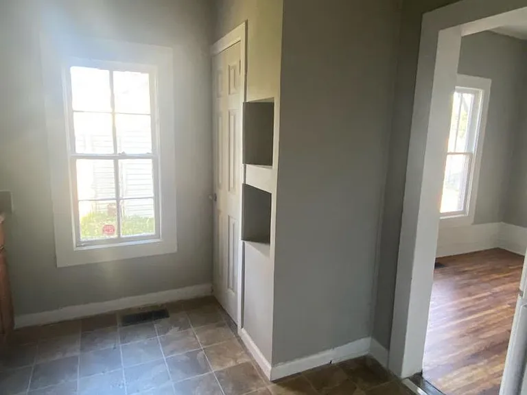 221 E Bell St — Photo 6