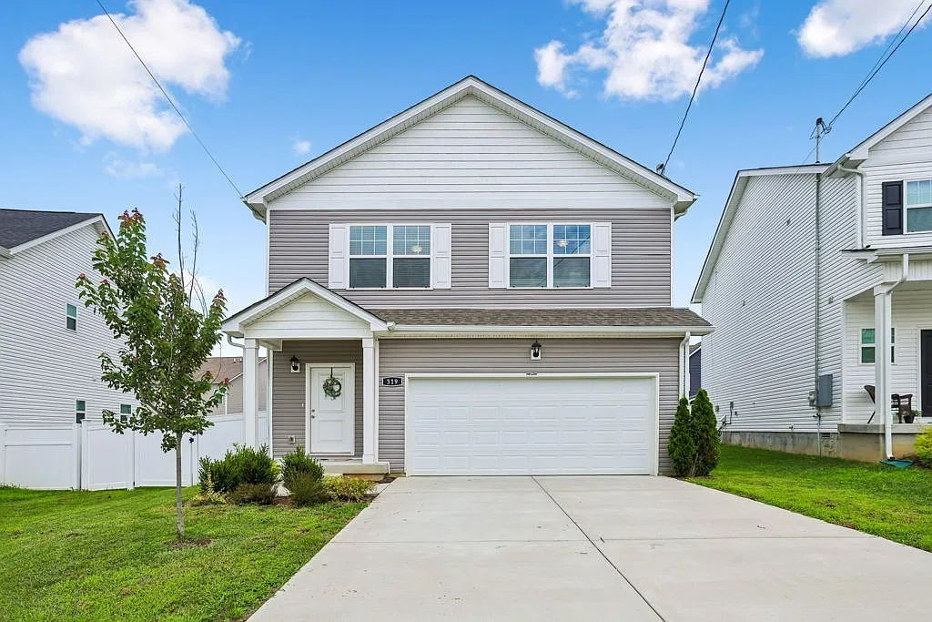 3 bed, 2.5 bath, 1669 sqft, $2,350 — Photo 1