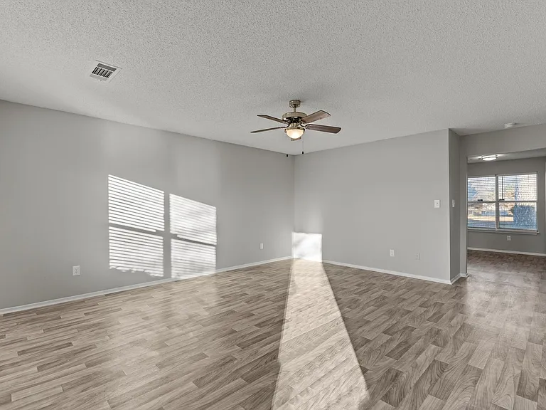 Wilshire Park Apartments — Photo 29