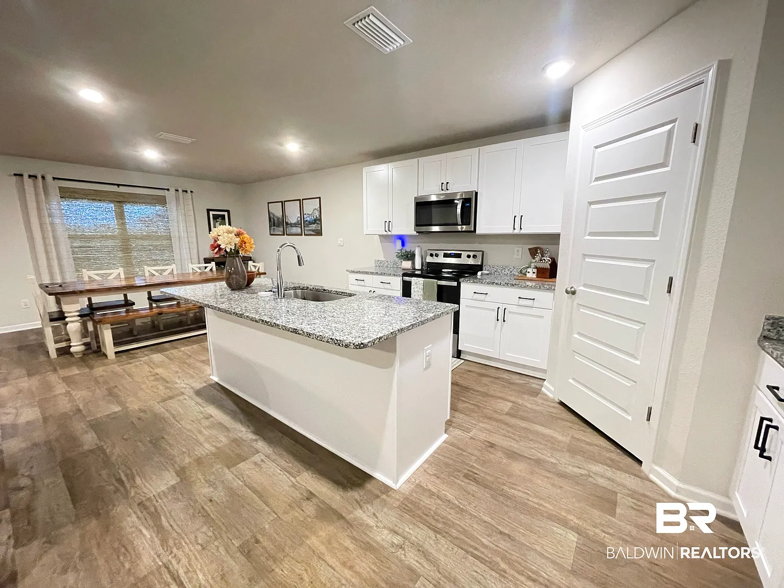 4 bed, 2.0 bath, 2097 sqft, $2,300 — Photo 4