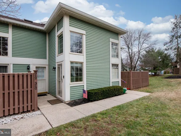 342 Green Meadow Ln, Horsham, PA 19044