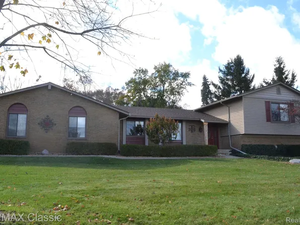 3115 Ravinewood Dr, Commerce Township, MI 48382