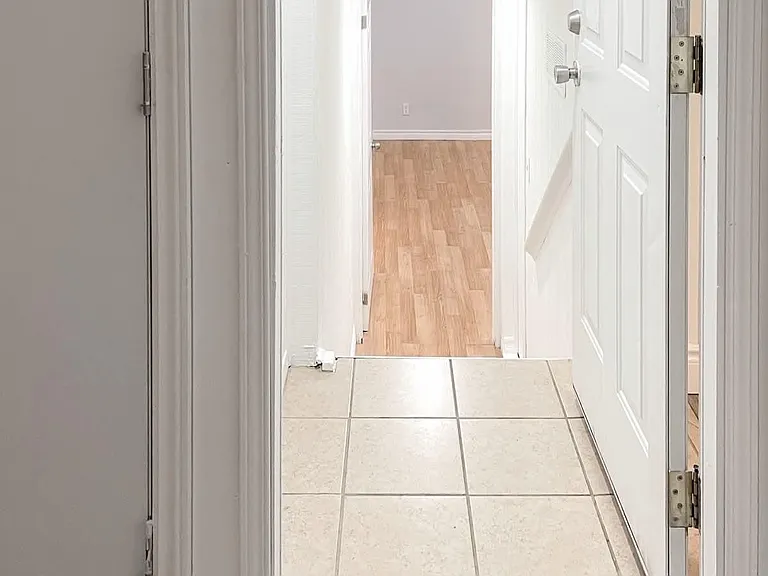 551 Hayward Cres #3 — Photo 6