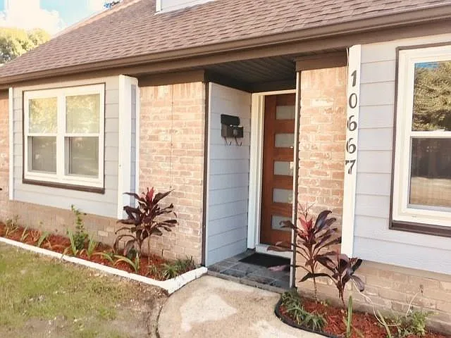 Building Photo - 10667 Hazelhurst Dr E
