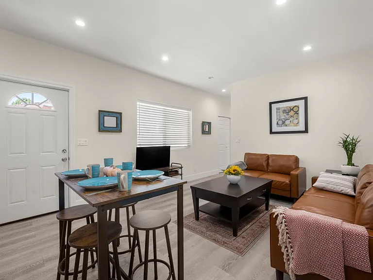 19508 Hart St — Photo 10