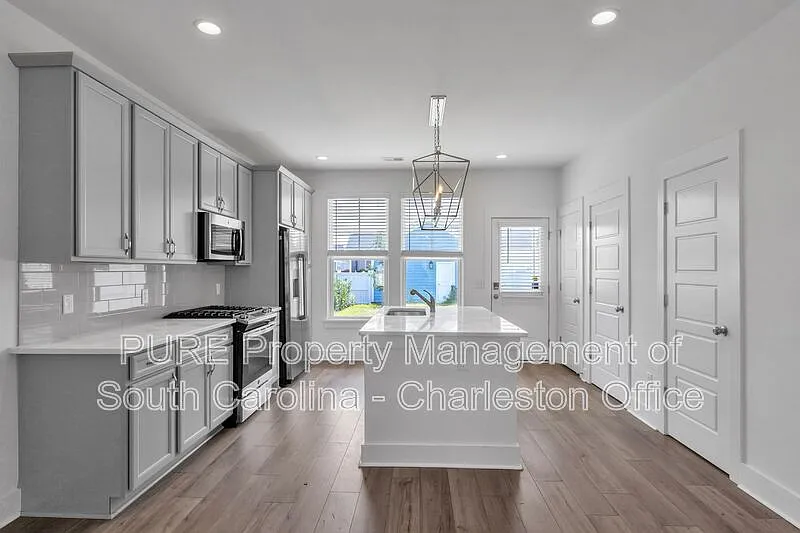 3 bed, 2.5 bath, 1300 sqft, $2,399 — Photo 4