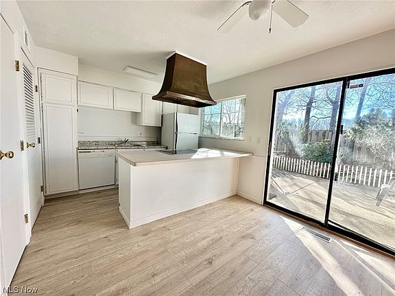 2nd image of 9 Trenton Sq #10