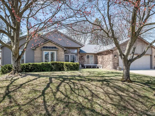 134 Eckford Dr, Troy, MI 48085