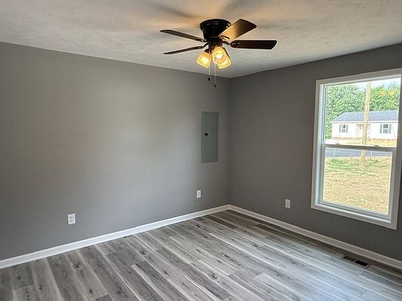 5th image of 107 Chastain St