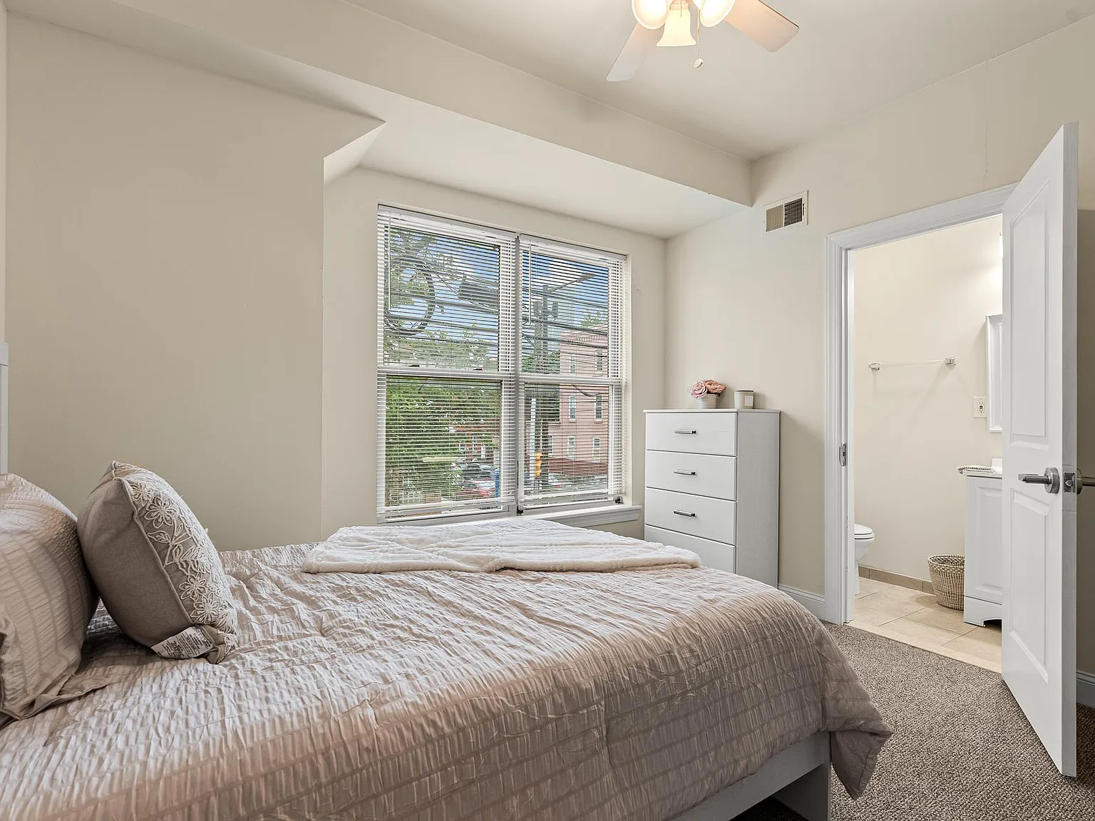 Modern 2 Bedroom, 2 Bathroom Apartment Near Temple University — Photo 1
