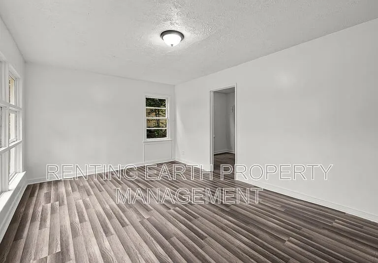 341 Chisholm St — Photo 12