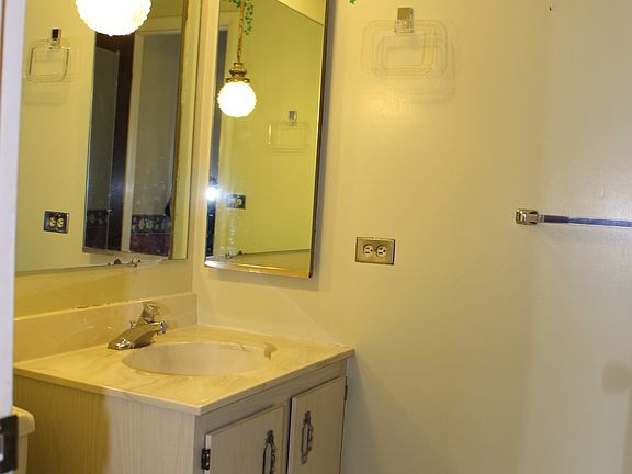 2nd image of 720 Wellington Ave Unit 315