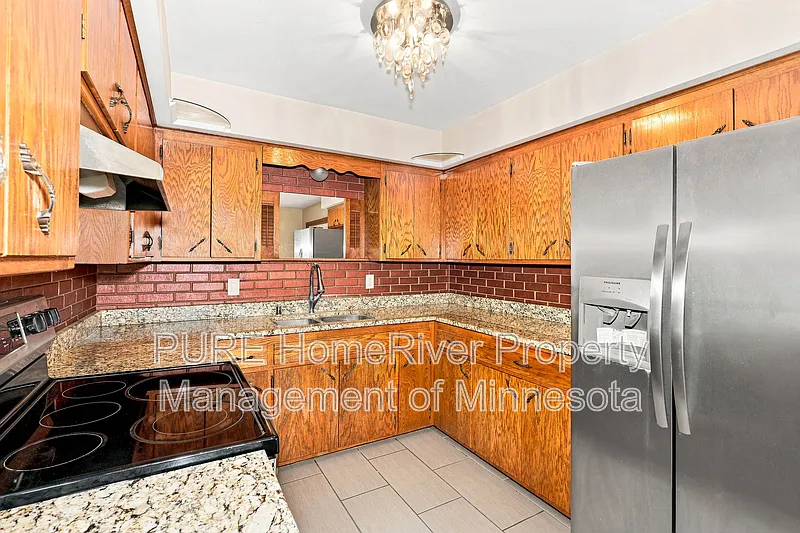 5 bed, 2.0 bath, 1810 sqft, $2,695 — Photo 4