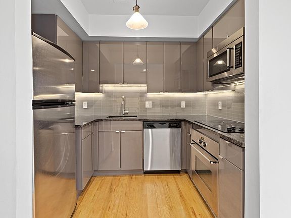 2nd image of 302-1400 Van Dyke St #302
