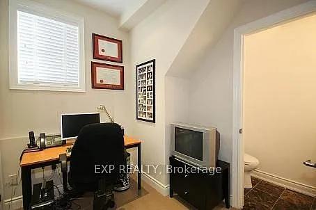 2 A Fairleigh Cres #B — Photo 9