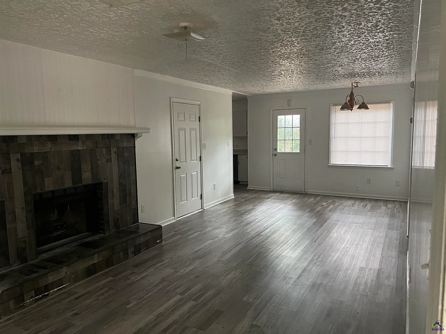 4 bed, 2.0 bath, 2030 sqft, $2,000 — Photo 2