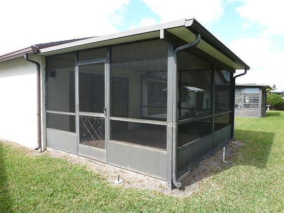 4th image of 5113 Mirror Lakes Blvd