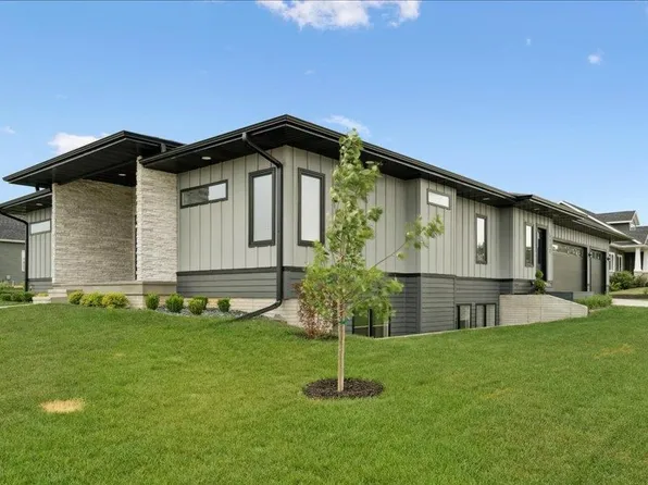 5112 Scenic View Ct SW, Cedar Rapids, IA 52404