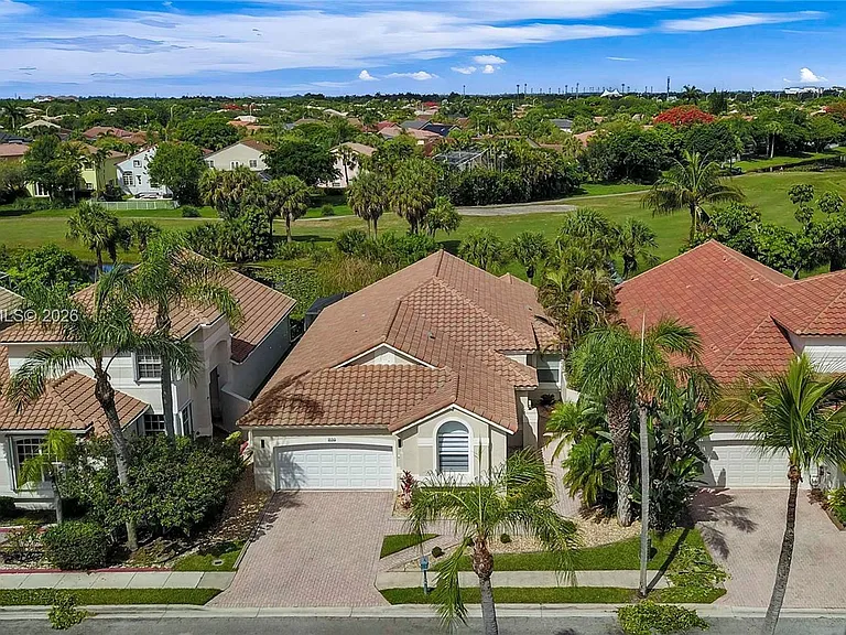 1530 Lacosta Dr W — Photo 33