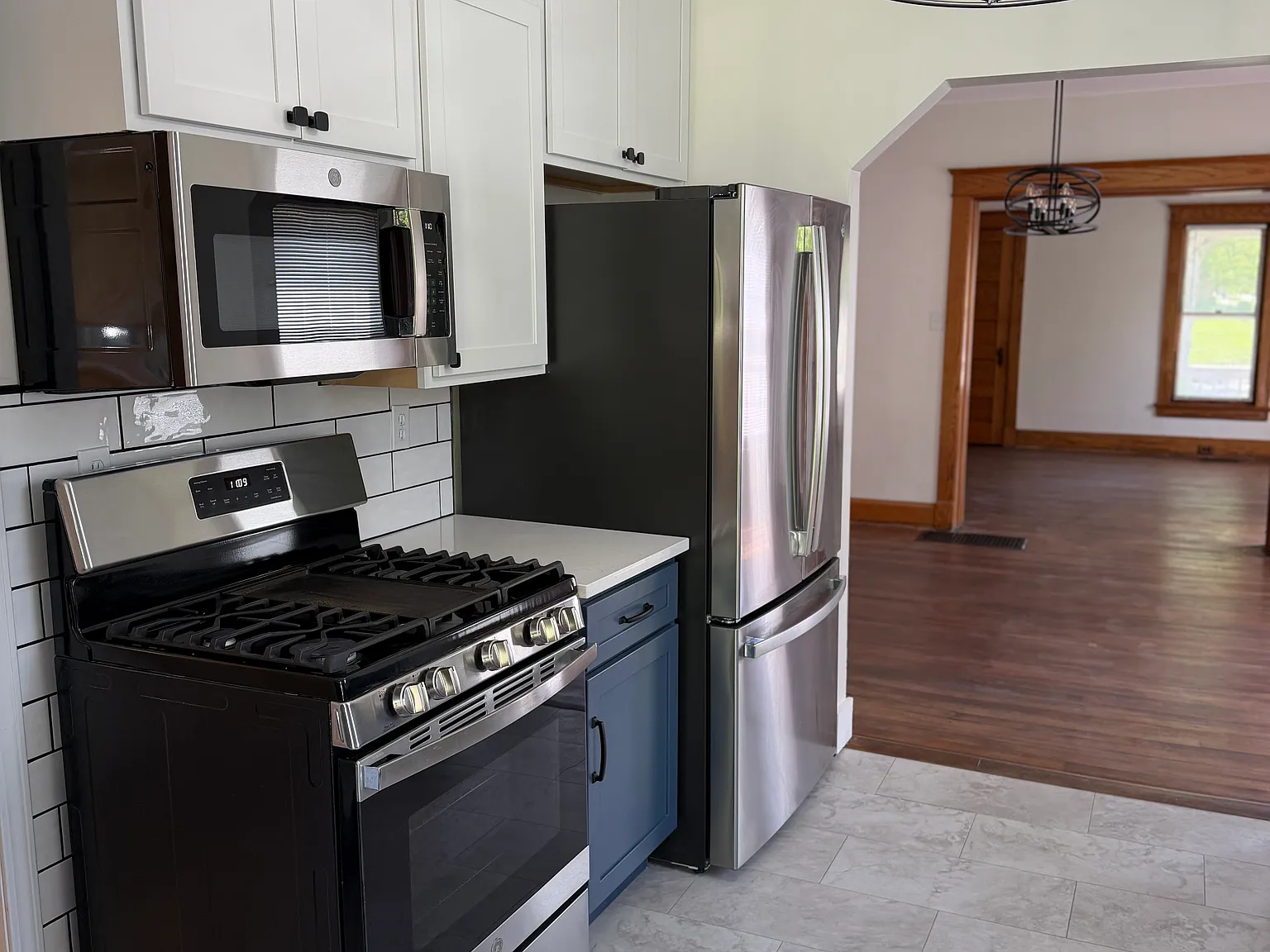 3 bed, 1.5 bath, 1600 sqft, $2,700 — Photo 2