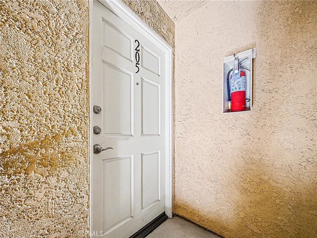 2 bed, 840 sqft, $2,400 — Photo 2