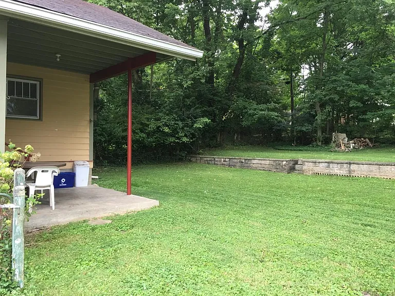 425 E University St — Photo 11