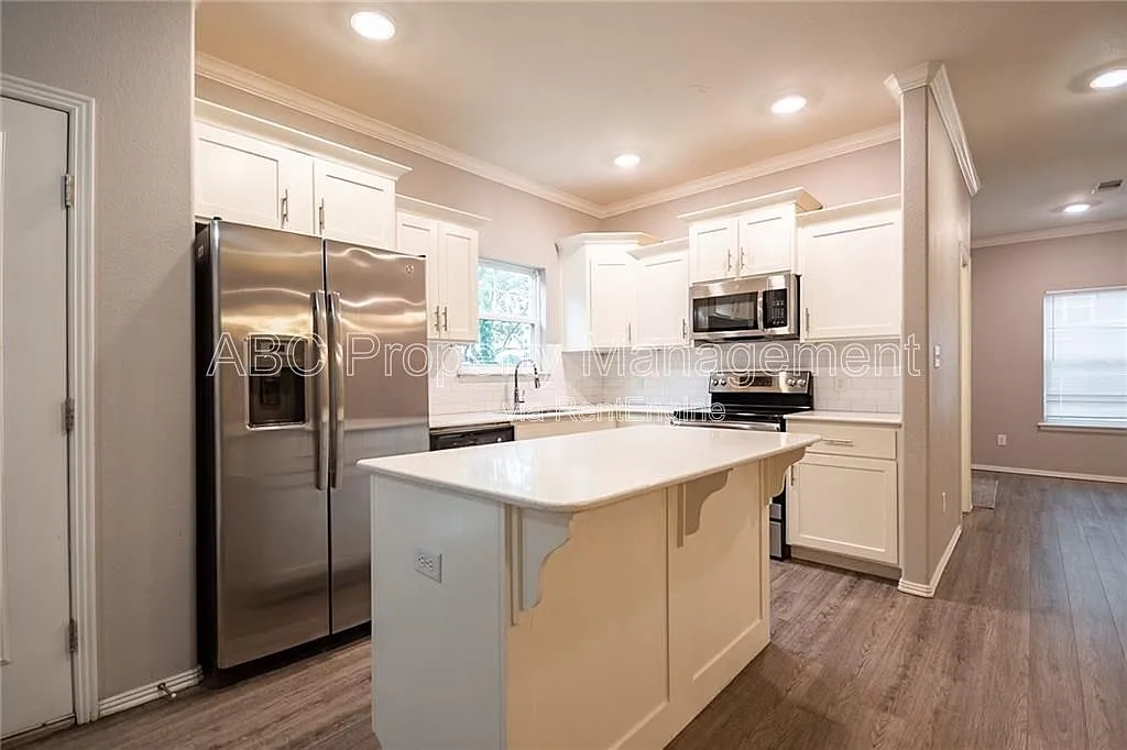 3 bed, 3.5 bath, 1842 sqft, $1,999 — Photo 3