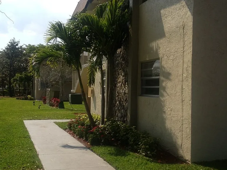Lakeview Apartments - 5911 SW 41 St — Photo 22