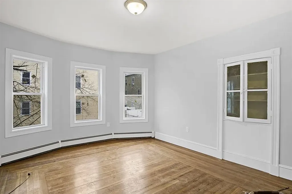 3 bed, 1.0 bath, 1100 sqft, $3,100 — Photo 3