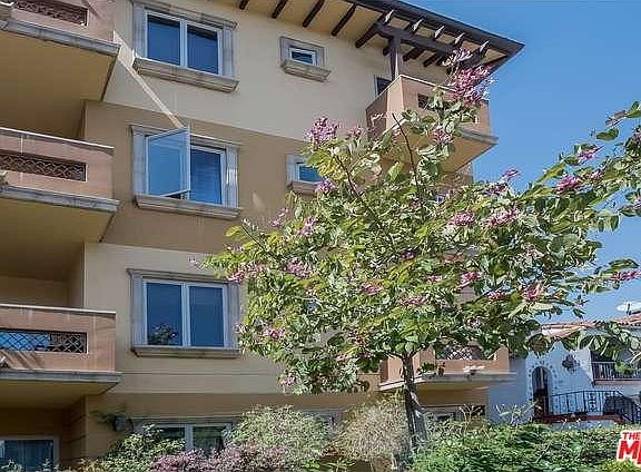 5th image of 1135 S Shenandoah St #103