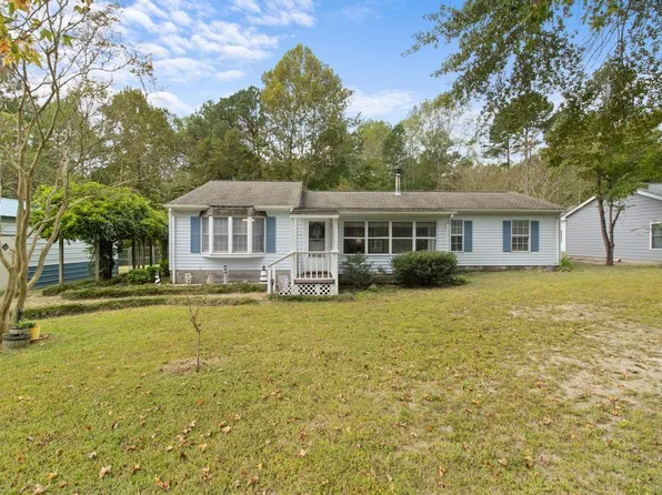 8884 Marlfield Rd, Gloucester, VA 23061